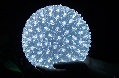 Bilă luminoasă LED suspendată, de Crăciun - diametru 18 cm