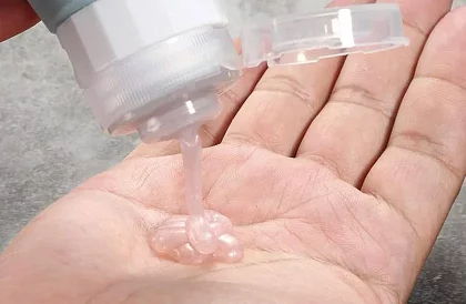 Flacoane de călătorie pentru avion – set cu gentuță cosmetică