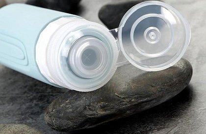 Flacoane de călătorie pentru avion – set cu gentuță cosmetică