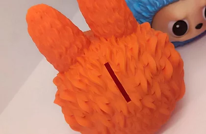 Pușculiță Labubu – reutilizabilă, cu ochi mobili