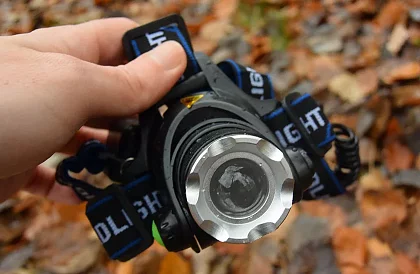 Lanternă frontală LED impermeabilă TA 309A - Zoom şi lungime a razei până la 500 metri.