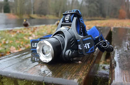 Lanternă frontală LED impermeabilă TA 309A - Zoom şi lungime a razei până la 500 metri.