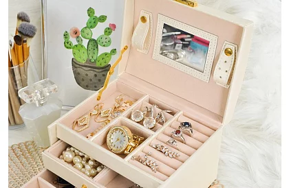 Cutie elegantă pentru bijuterii – bej cu lacăt și suprafață de satin