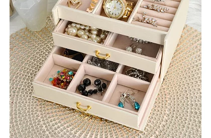 Cutie elegantă pentru bijuterii – bej cu lacăt și suprafață de satin