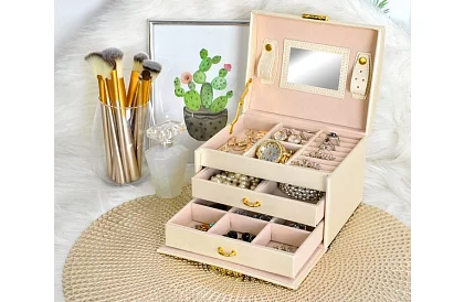 Cutie elegantă pentru bijuterii – bej cu lacăt și suprafață de satin