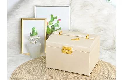 Cutie elegantă pentru bijuterii – bej cu lacăt și suprafață de satin