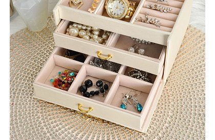 Cutie elegantă pentru bijuterii – bej cu lacăt și suprafață de satin