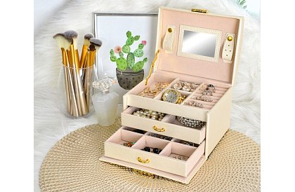 Cutie elegantă pentru bijuterii – bej cu lacăt și suprafață de satin