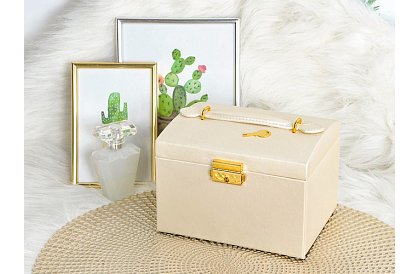 Cutie elegantă pentru bijuterii – bej cu lacăt și suprafață de satin