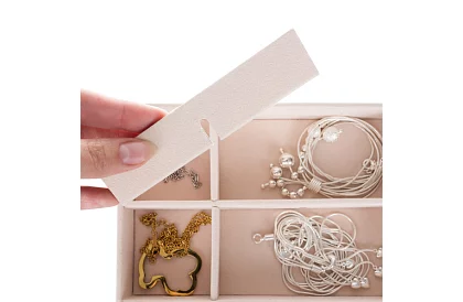 Cutie elegantă pentru bijuterii – neagră cu lacăt și suprafață de satin