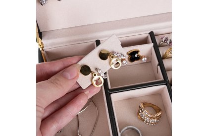 Cutie elegantă pentru bijuterii – neagră cu lacăt și suprafață de satin