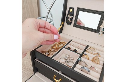 Cutie elegantă pentru bijuterii – neagră cu lacăt și suprafață de satin