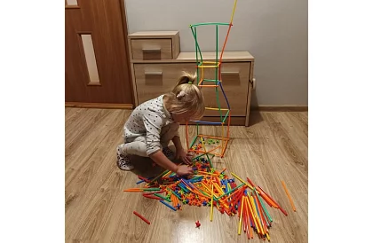 Set de construcție colorat 3D din paie 408 buc – joc creativ pentru copii