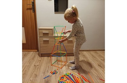 Set de construcție colorat 3D din paie 408 buc – joc creativ pentru copii