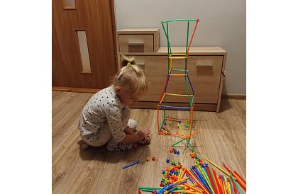 Set de construcție colorat 3D din paie 408 buc – joc creativ pentru copii