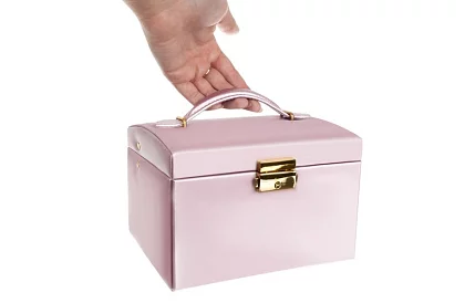 Cutie de bijuterii elegantă – rozie cu lacăt și suprafață de satin
