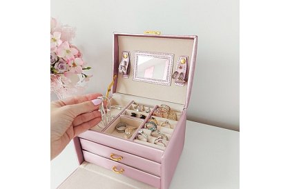 Cutie de bijuterii elegantă – rozie cu lacăt și suprafață de satin