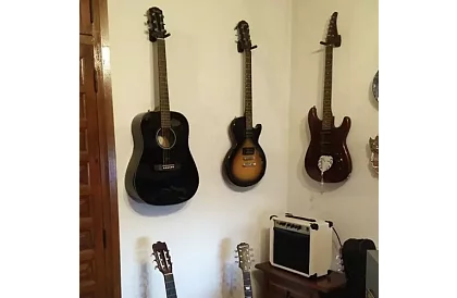 Suport pentru chitară – universal pentru instrumente cu coarde