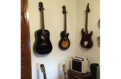 Suport pentru chitară – universal pentru instrumente cu coarde