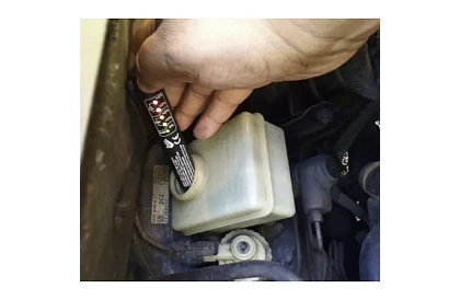 Tester LED pentru lichidul de frână