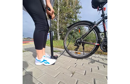 Pompa pentru bicicletă 16 BAR / 230 PSI – cu manometru