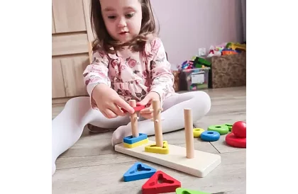 Puzzle din lemn pentru copii – sortator de forme