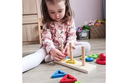 Puzzle din lemn pentru copii – sortator de forme