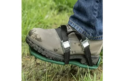 Aerator universal pentru gazon pe încălțăminte