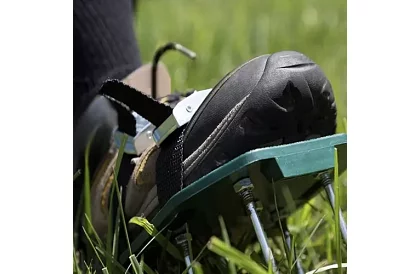 Aerator universal pentru gazon pe încălțăminte