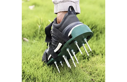 Aerator universal pentru gazon pe încălțăminte