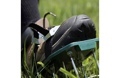 Aerator universal pentru gazon pe încălțăminte
