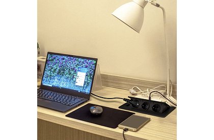 Priza de perete retractabilă 3× 220 V – neagră