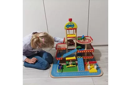 Parcare din lemn – garaj pentru copii