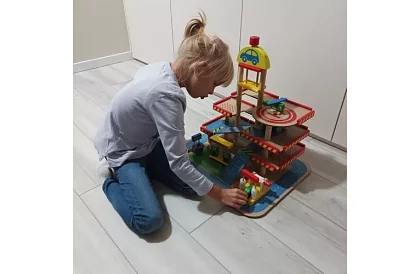 Parcare din lemn – garaj pentru copii