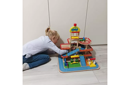 Parcare din lemn – garaj pentru copii