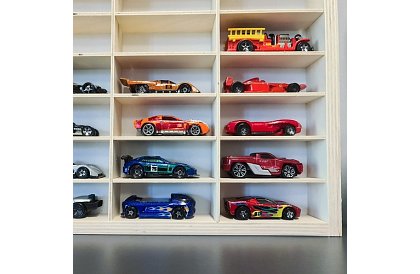 Raft din lemn - organizator pentru mașinuțe - 54 compartimente