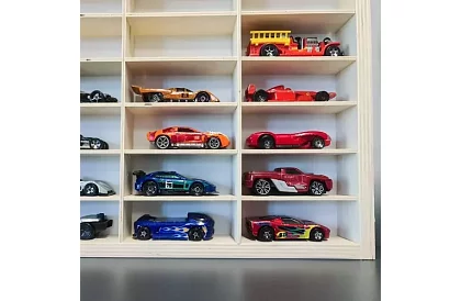 Raft din lemn – organizator pentru mașinuțe – 80 de compartimente