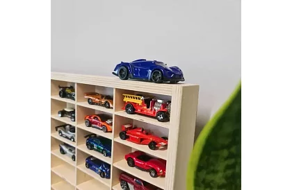 Raft din lemn – organizator pentru mașinuțe – 80 de compartimente