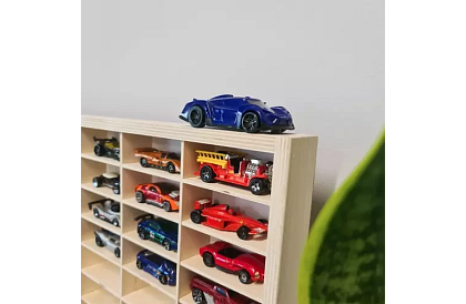 Raft din lemn – organizator pentru mașinuțe – 80 de compartimente