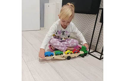 Camion din lemn pentru transportul mașinilor cu mașinu mici