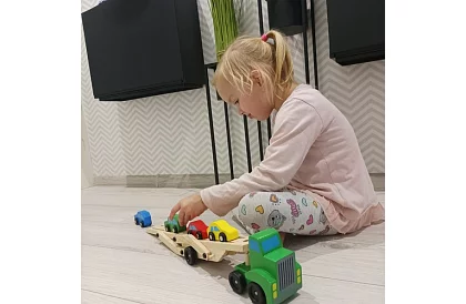 Camion din lemn pentru transportul mașinilor cu mașinu mici