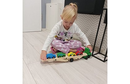 Camion din lemn pentru transportul mașinilor cu mașinu mici