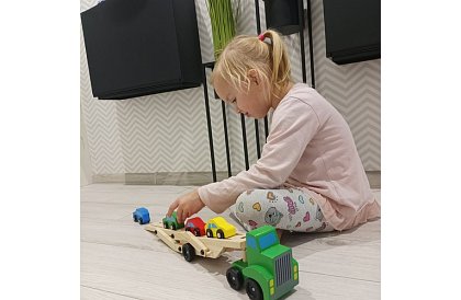 Camion din lemn pentru transportul mașinilor cu mașinu mici