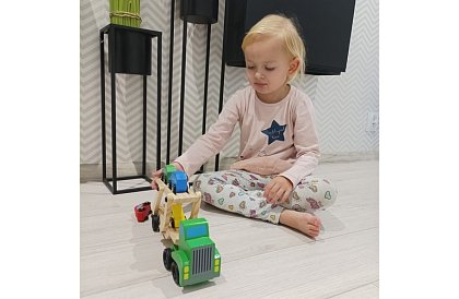 Camion din lemn pentru transportul mașinilor cu mașinu mici