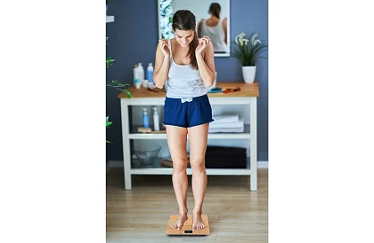 Cântar personal LCD din bambus – până la 180 kg