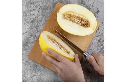 Tăvițe de bambus pentru tăiat – set de 4 bucăți în suport