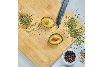 Tăvițe de bambus pentru tăiat – set de 4 bucăți în suport