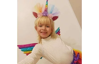 Costumul unicornului curcubeu