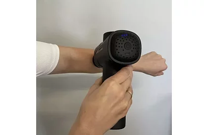 Pistolă de masaj pentru relaxarea mușchilor + 8 capete