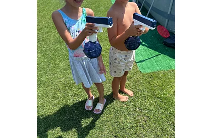 Pistolă automată cu apă + 2 încărcătoare